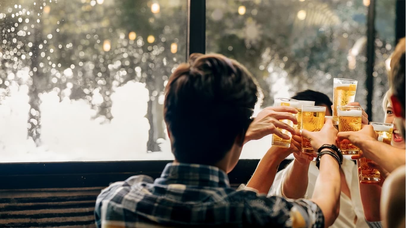 Clientes brindando em um bar