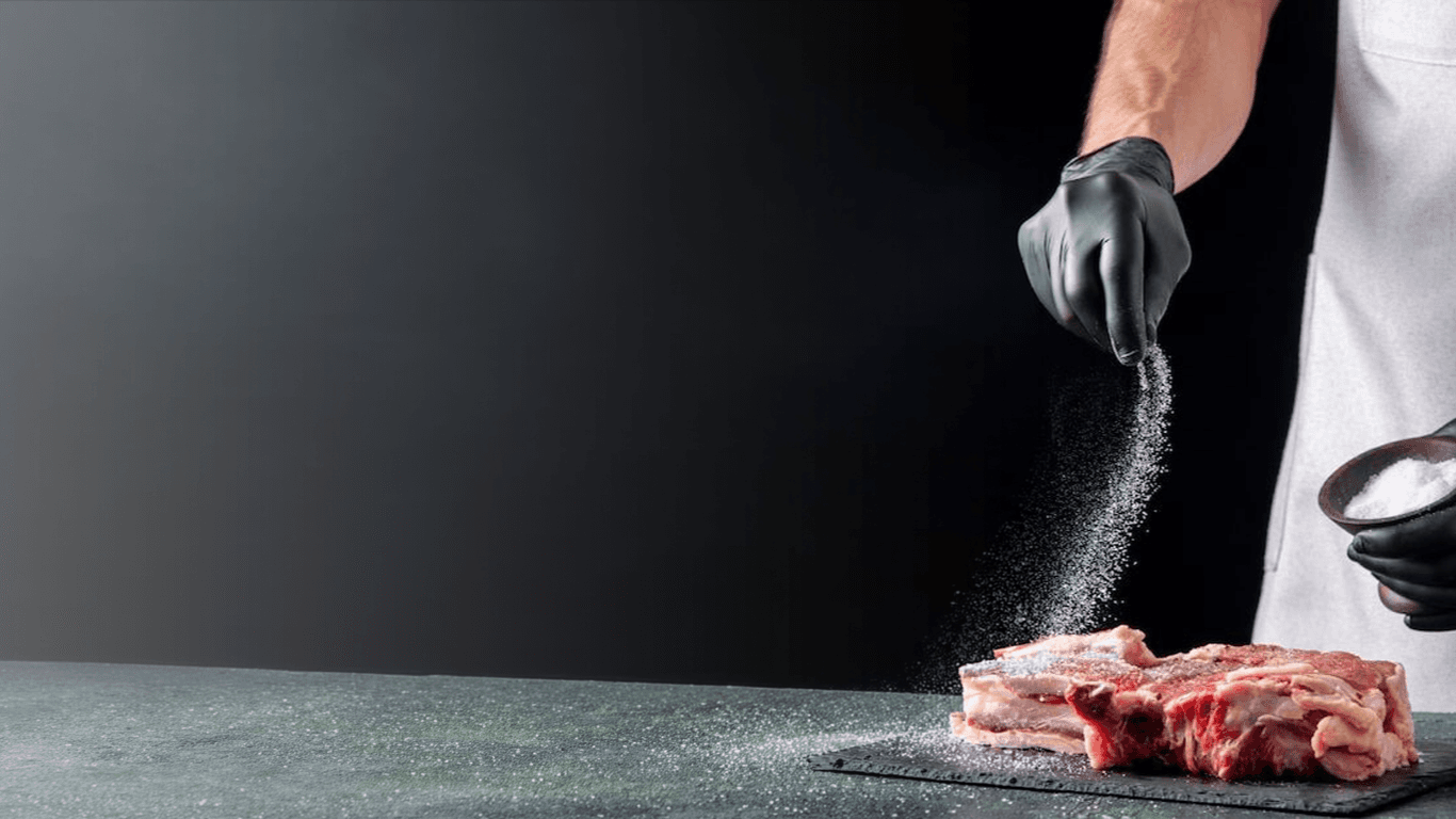 Mesa posta em uma churrascaria com cortes servidos