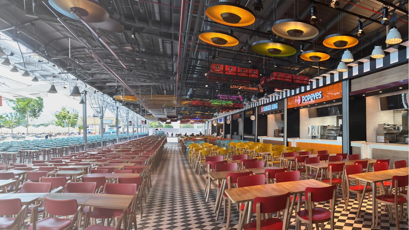 Clientes em restaurante de praça de alimentação