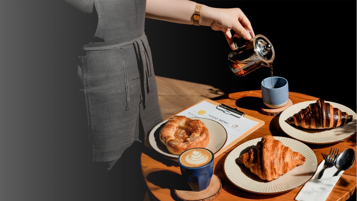 Clientes em uma cafeteria com bebidas e doces