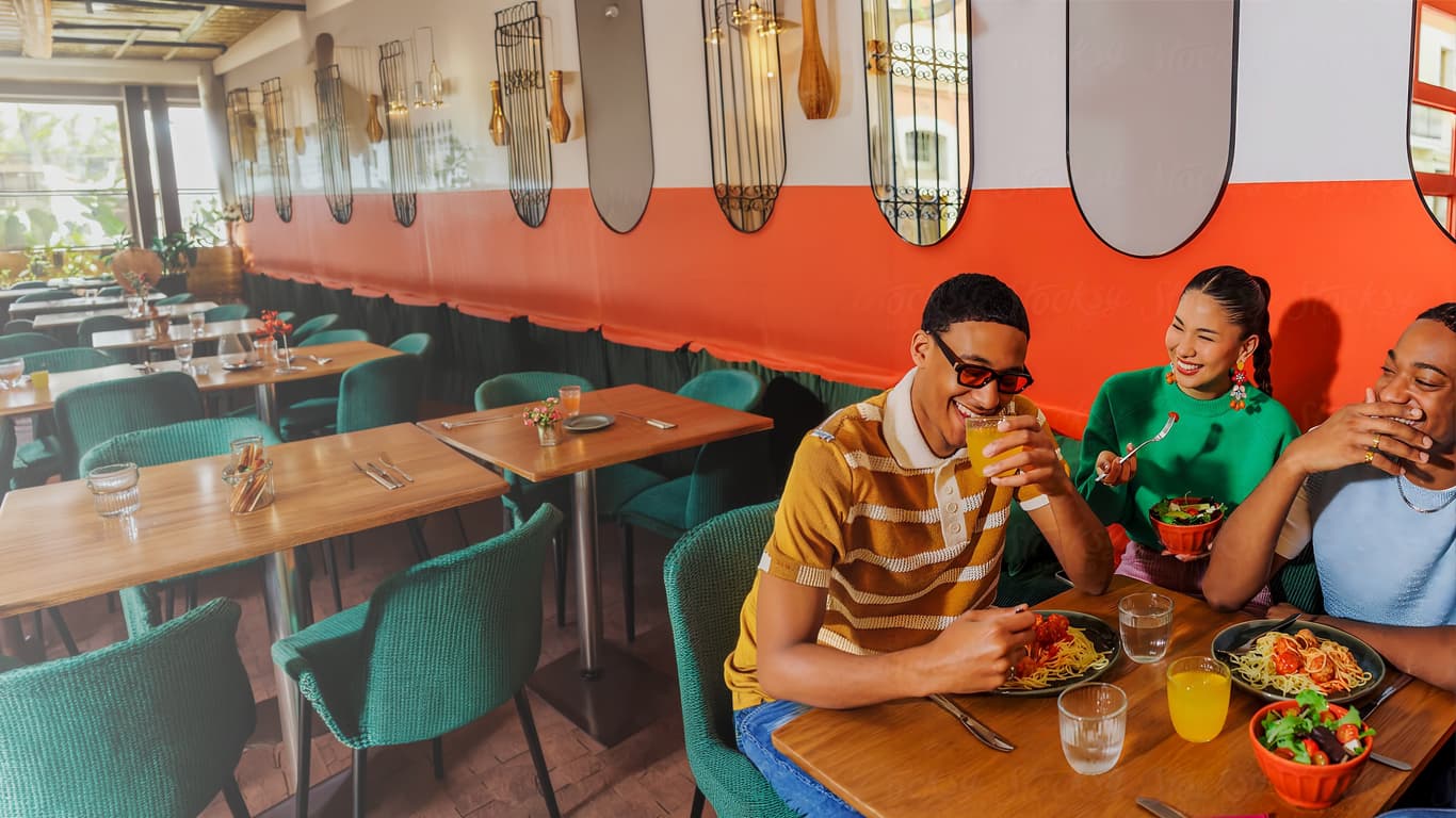 Clientes em um restaurante de salão