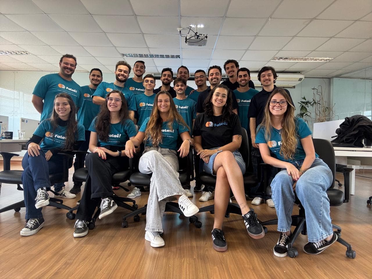 Equipe Falaê reunida no escritório